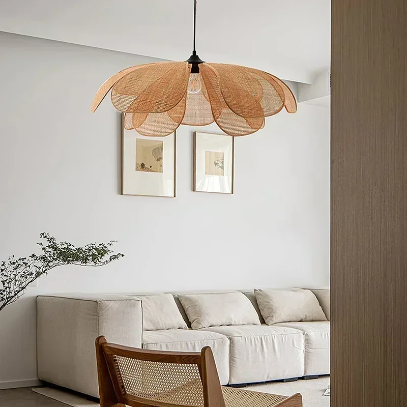 Interior Design Zen Style - โคมไฟระย้ารูปกลีบดอกไม้สไตล์ญี่ปุ่น ทำจากหวาย เหมาะสำหรับห้องนั่งเล่น ห้องเซน ร้านน้ำชา โฮมสเตย์